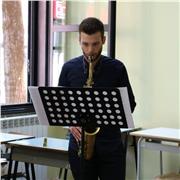 Docente di musica impartisce lezioni di sassofono